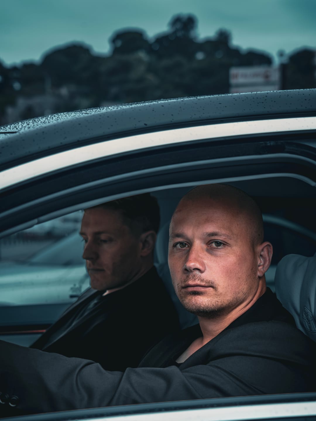 Deux agents LEON à bord d'un véhicule.