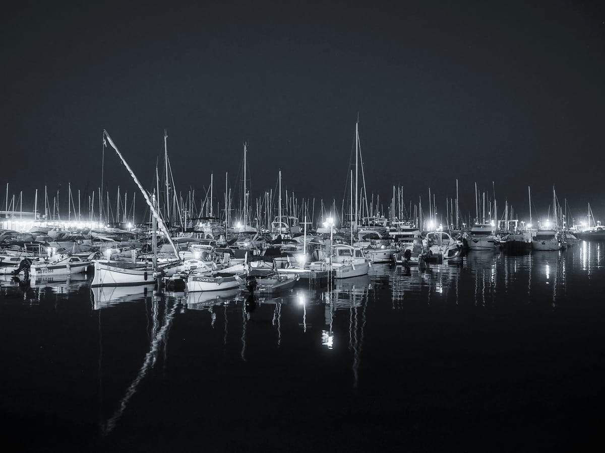 Le port de Cannes à l'heure bleue.