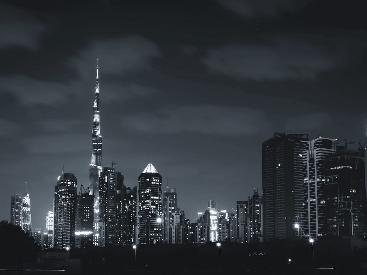 La ligne d'horizon de Dubaï à l'heure bleue.