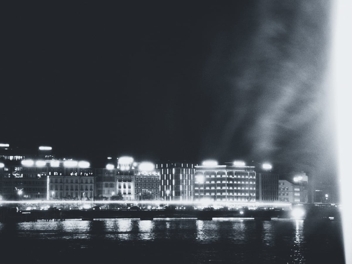 Les quais de Genève, de nuit.
