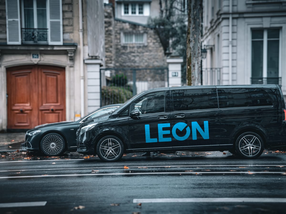 Un véhicule LEON dans une rue de Paris.