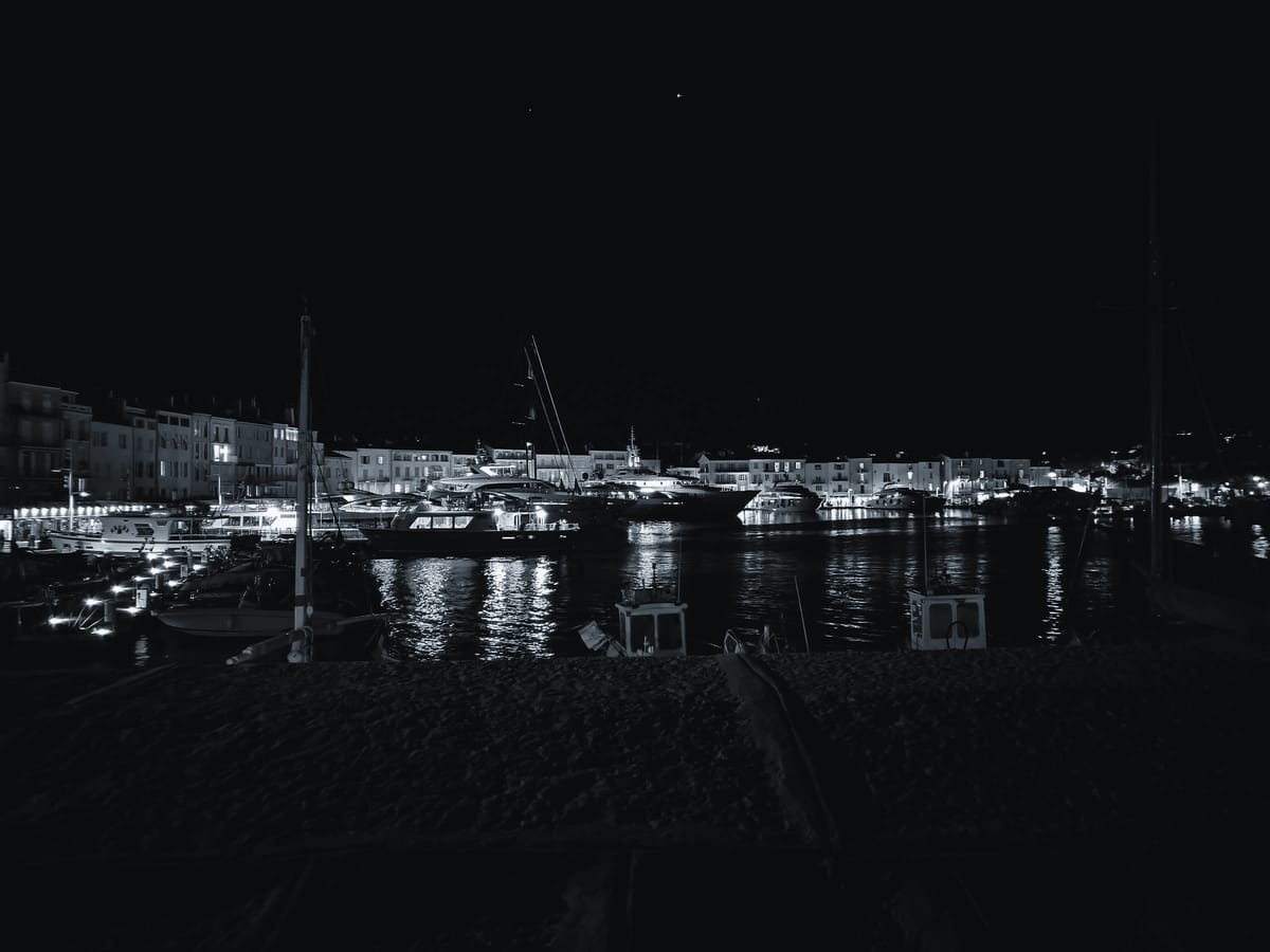 Le port de Saint-Tropez, de nuit.
