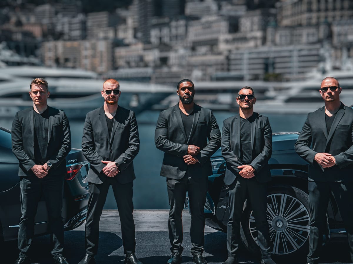 Des agents de sécurité LEON devant les véhicules, à Monaco.