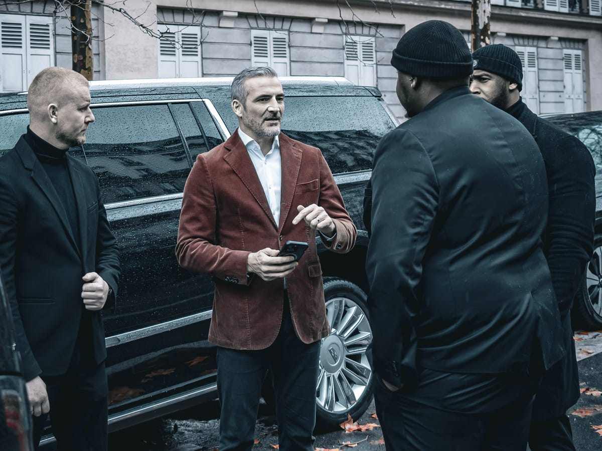 Un client accompagné par des agents LEON dans une rue parisienne.